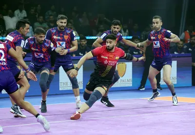 Ashu Malik combines with experienced defence to lead Dabang Delhi to impressive seven-point victory over Bengaluru Bulls